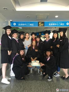 全班去医院陪患病同学拍毕业照