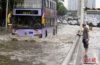 成都大暴雨，市民划船出行的城市记忆